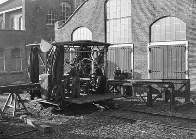 168962 Afbeelding van een mobiele machine voor het prepareren van dwarsliggers op het terrein van de Stapelplaats van ...